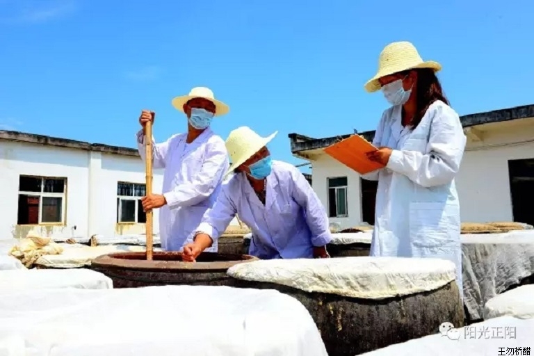 驻马店日报报道：王勿桥醋荣获“绿色食品”认证